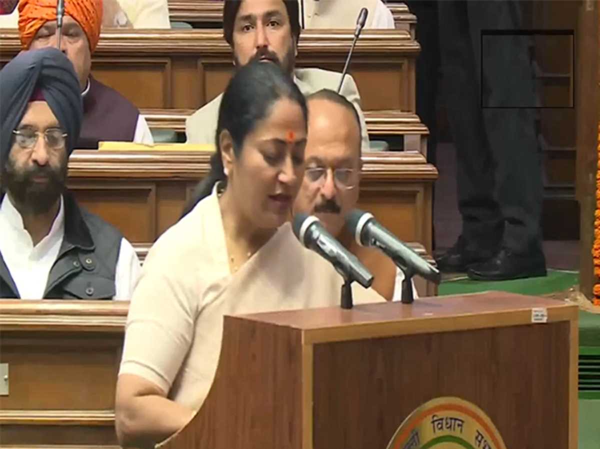 दिल्ली की मुख्यमंत्री रेखा गुप्ता और 6 मंत्रियों ने विधानसभा सदस्य के रूप में शपथ ली दिल्ली की मुख्यमंत्री रेखा गुप्ता और 6 मंत्रियों ने विधानसभा सदस्य के रूप में शपथ ली